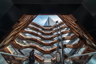New York, ABD-Nisan 2019: tanımlanmamış çeşitli turistler 2 Nisan 2019, ABD 'de New York 'un yeni dönüm noktası ziyaret ediyor. Gemi bir kamu yapısı ve 15 Mart 2019 tarihinde açıldı