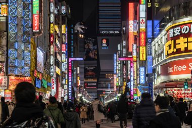Tokyo, Japonya - Şubat 2019 : 15 Şubat 2019'da Tokyo,Japonya'da gece saatlerinde shinjuku bölgesinin bir alışveriş neon caddesi olan Kabukicho'da dolaşan tanımsız insanlar.