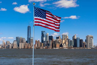 Konumu aşağı manhattan, Mimari ve turistik ve Bağımsızlık günü kavramı ile bina new york cityscape nehir tarafında üzerinde Amerika Bayrağı Sahnesi