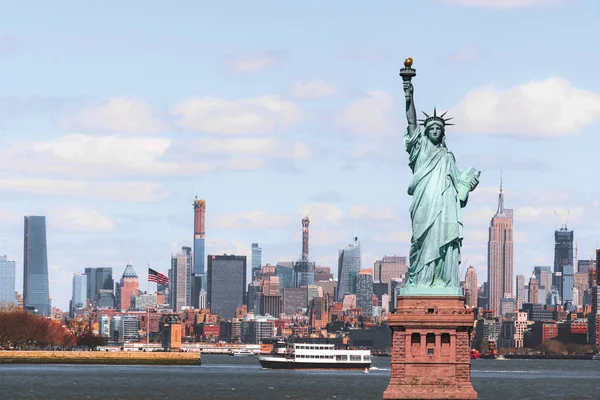 Het Vrijheidsbeeld Boven Scene New York Stadsgezicht Rivier Kant Die — Stockfoto