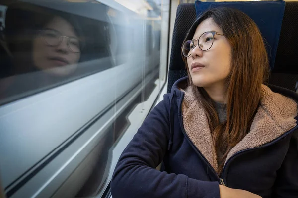 Asiática Joven Pasajera Sentado Estado Ánimo Deprimido Lado Ventana Interior —  Fotos de Stock