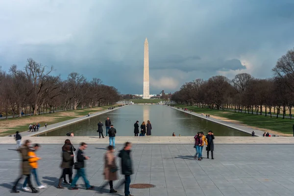 ニューヨーク アメリカ 2019年3月 認識できない様々な観光客がワシントンDc 2019年3月22日にワシントン記念碑を見ることができるエイブラハムリンカーン記念館を訪問しています ワシントンDc アメリカ合衆国 — ストック写真