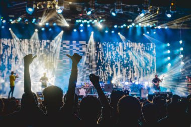Sahne ile ön songer kadar takip siluetleri Haritayı el eylem ile müzik fanclub, kalabalıkta konser ışık, müzikal izleyin ve kavramı konser