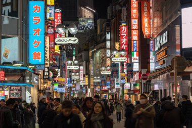 Tokyo, Japonya - Şubat 2019: Birçok tanımsız Japon ve yabancı turist anda gece üzerinde Şubat 14, Tokyo, Japonya'da 2019 alışveriş caddesi pazar ziyaret etti. Bir tren istasyonu Shibuya, Shibuya istasyonu olduğunu