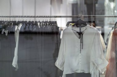 giyim mağaza alışveriş, iş moda ve reklam kavramı için alışveriş, gözlük dükkanı satırında