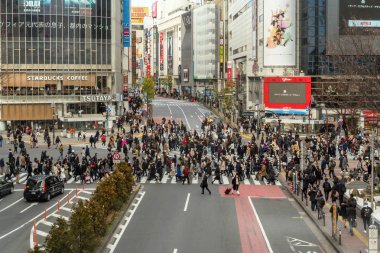 Tokyo, Japonya - Şubat 2019 : Tanımsız İnsanlar ve araba Crowd havadan görünüm pedestrains kavşak çapraz yürüyüş Shibuya yaya geçidi araba trafiği öğleden sonra 14, 2019 Tokyo, Japonya.