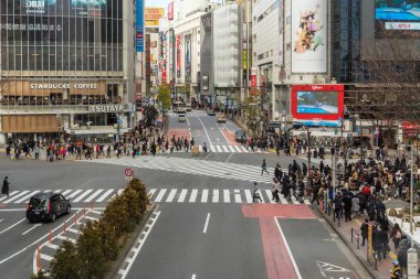 Tokyo, Japonya - Şubat 2019 : Tanımsız İnsanlar ve araba Crowd havadan görünüm pedestrains kavşak çapraz yürüyüş Shibuya yaya geçidi araba trafiği öğleden sonra 14, 2019 Tokyo, Japonya.