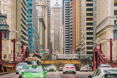 Chicago, Illinois, Amerika Birleşik Devletleri, İş ve Modern Ulaşım kavramı Michigan caddede Downtown Chicago modern binalar arasında trafik ile Chicago sokak köprüsü Sahne