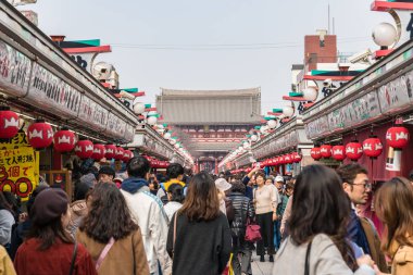 Tokyo, Japonya - Şubat 2019 : Asakusa ve Sensoji Tapınağı'nda Nakamise alışveriş caddesi ve Sensoji Tapınağı'nda 20 Şubat 2019'da Tokyo'da Sens-ji antik Budist tapınağını ziyaret eden kalabalık insanlar var..