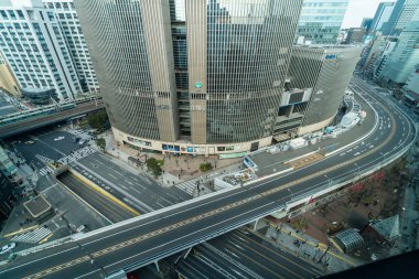 Tokyo, Japonya-Şubat 2019: Febuary 17, 2019, Tokyo, Japonya 'da Tokyo kentinde kalabalık araba ve yaya Traverte kavşak Ginza trafiği ile Overpass havadan görünümü. Japon kültürü konsepti