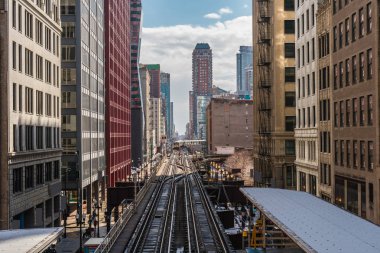 Yükseltilmiş tren parçaları Chicago, Illinois, ABD 'de döngü hattında bina arasındaki demiryolu pistlerinin üzerinde çalışıyor
