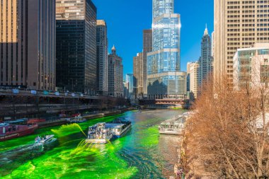 Chicago, Abd - Mar 2019 : 16 Mart 2019'da Abd'nin Illinois şehrinde, Saint Patrick'in tarihinde yeşil renkli nehirle yürüyen Chicago nehri üzerinde çalışan Yatta tanınmayan insanlar ve turistler