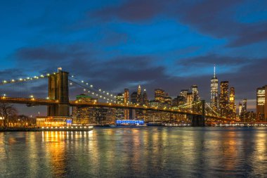 alacakaranlık saatinde doğu nehri üzerinde Brooklyn Köprüsü ile New York Cityscape sahne, Abd şehir silueti, Mimarlık ve ulaşım kavramı