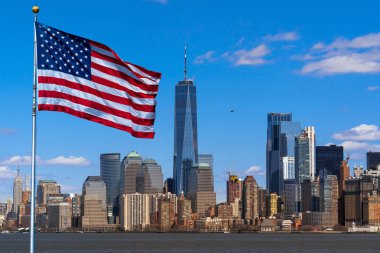 Konumu aşağı manhattan, Mimari ve turistik ve Bağımsızlık günü kavramı ile bina new york cityscape nehir tarafında üzerinde Amerika Bayrağı Sahnesi