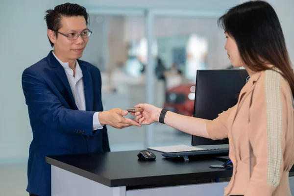 Närbild Asiatiska Receptionist Hand Emot Automatisk Bil Nyckel För Att — Stockfoto