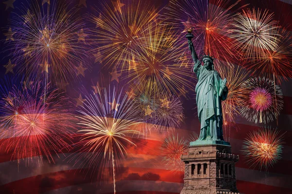 Socha Svobody Oslavu Vícebarevné Zábavní Pyrotechniky Spojenými Státy Americkými Vlajkami — Stock fotografie