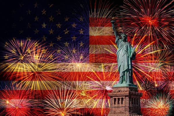 Статуя Свободы Над Многоцветным Фейерверком Празднуйте Флагом Соединенных Штатов Америки — стоковое фото