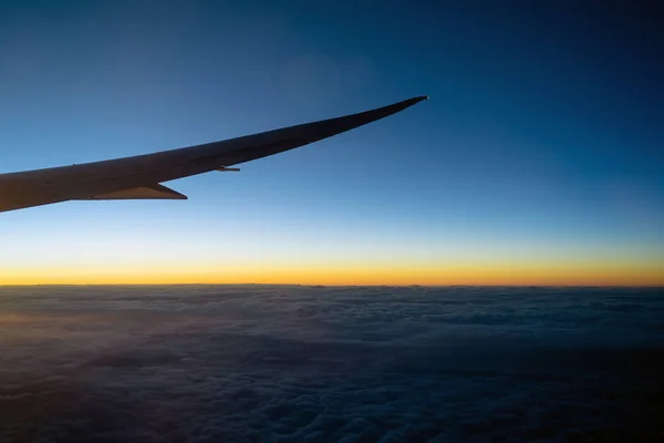 Escena Del Ala Del Avión Sobre Nube Fantástico Cielo Amanecer — Foto de Stock