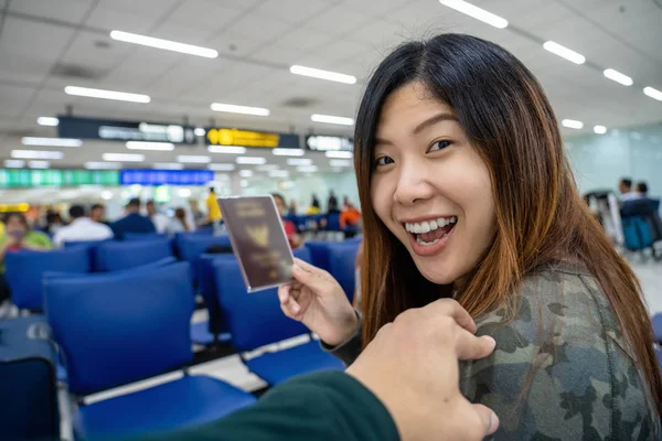 在候机航班时 手触摸亚洲肩膀 在机场问候朋友 手拿护照与大行李 旅客和友好的概念 — 图库照片