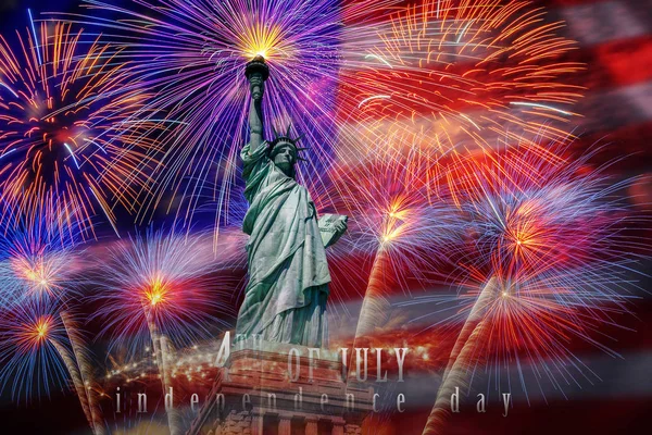 Socha Svobody Dnem Nezávislosti Července Text Oslavu Vícebarevné Zábavní Pyrotechniky — Stock fotografie