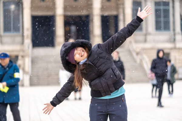 Ασίας Νεαρή Γυναίκα Που Παίζει Χιόνι Όταν Χιόνι Μόλις Έπεσε — Φωτογραφία Αρχείου