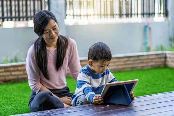 Familia Asiática Con Hijo Están Buscando Historieta Través Tableta Tecnología — Foto de Stock