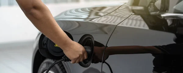 Banner Der Nahaufnahme Asiatische Techniker Hand Lädt Das Elektroauto Oder — Stockfoto