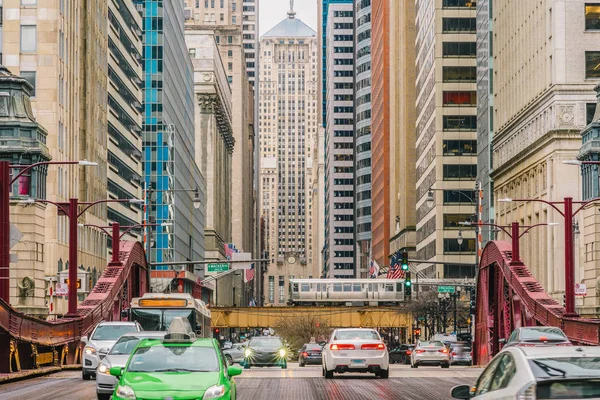 シカゴ イリノイ州 ビジネス 近代的な交通コンセプトのミシガンアベニューでシカゴのダウンタウンの近代的な建物間のトラフィックとシカゴストリートブリッジのシーン — ストック写真