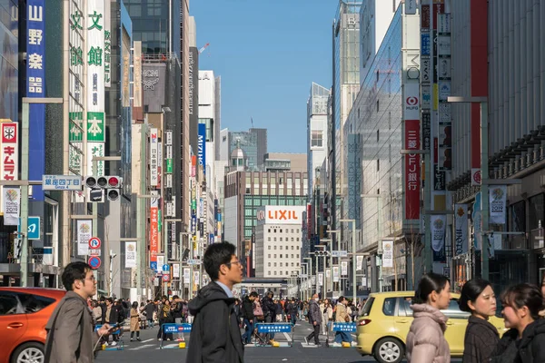 Tokyo, Japonya-Şubat 2019: tanımsız Japon ve yabancı turistler, Ginza Wako ve Ginza Mitsukoshi upmarket etrafında çapraz yürüyüş boyunca Febuary 17, 2019, Tokyo, Japonya.