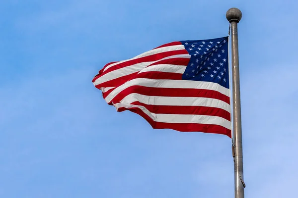 Bandera Usa Flagstaff Ondeando Sobre Fondo Azul Del Cielo Estados —  Fotos de Stock
