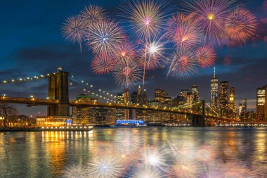 Twilight Time Doğu Nehri üzerinde Brooklyn Köprüsü ile New York Cityscape sahnesinde çok renkli havai fişek kutlama, ABD şehir silüeti, 4 Temmuz ve bağımsızlık günü kavramı