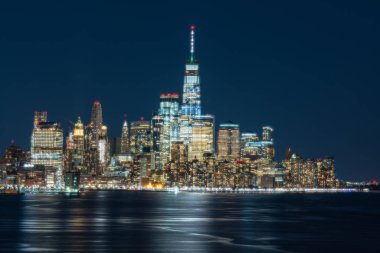 Sahne New York Cityscape nehir tarafında hangi konumu görebilirsiniz Aşağı Manhattan hangi Twilight Time, ABD, New Jersey, mimari ve turist konsepti ile bina alarak bir Dünya Ticaret Merkezi