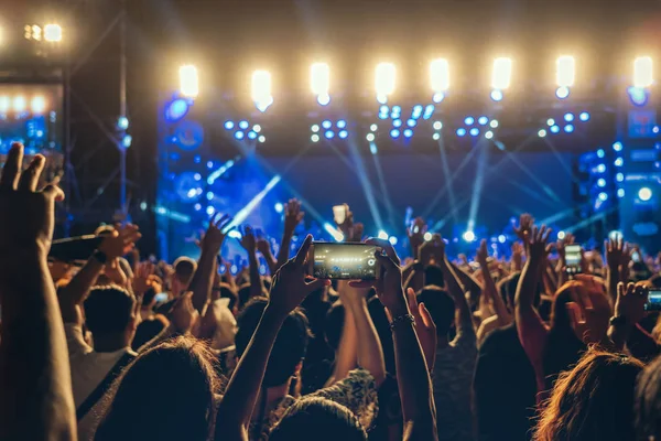 Concerto Pubblico Musica Fanclub Mano Utilizzando Cellulare Prendere Video Record — Foto Stock