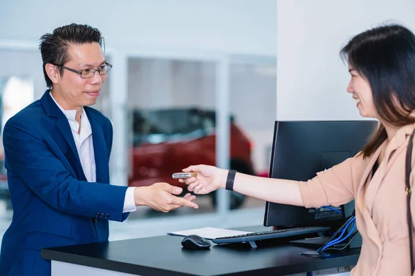 Receptionist Asiatico Che Riceve Chiave Automatica Dell Automobile Controllo Centro — Foto Stock