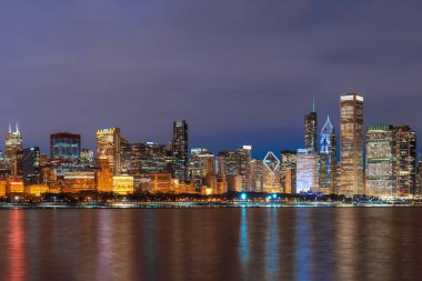 Güzel alacakaranlık saatinde Michigan Gölü boyunca Chicago Cityscape nehir tarafı, Illinois, Amerika Birleşik Devletleri, İş Mimarisi ve turistik kavramı ile bina