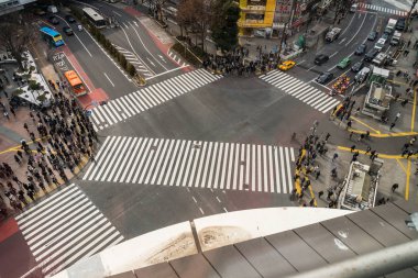 Tokyo, Japonya - Şubat 2019: Tanımsız insanlar ve araba kalabalık areial görünümü pedestrains kavşak çapraz yürüme Shibuya yaya geçidi araba trafik anda öğleden sonra üzerinde Şubat 14, 2019, Tokyo, Japonya.