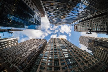 Uçak uçan yüksek binalar arasında bulutların yansıması ile Downtown Chicago gökdelenin balıkgözü sahne ile uprisen açı, Illinois, Amerika Birleşik Devletleri, İş ve Perspektif kavramı