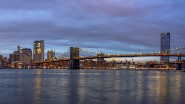 Alacakaranlık saatinde New York Cityscape ile doğu nehri yanında Brooklyn Köprüsü Panorama sahne, Abd şehir silueti, Mimari ve turistik kavramı ile bina