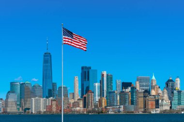 Konumu aşağı manhattan, Mimari ve turistik ve Bağımsızlık günü kavramı ile bina new york cityscape nehir tarafında üzerinde Amerika Bayrağı Sahnesi