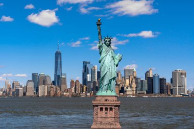 Manhattan, Mimarlık ve Turizm Konsepti 'nin aşağısında yer alan New York şehir manzaralı nehir kenarındaki Özgürlük Anıtı.