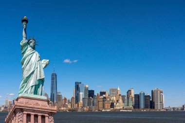 Manhattan, Mimarlık ve Turizm Konsepti 'nin aşağısında yer alan New York şehir manzaralı nehir kenarındaki Özgürlük Anıtı.