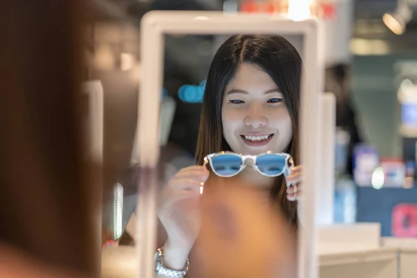 Mujer Asiática Feliz Mirando Eligiendo Gafas Tienda Tienda Grandes Almacenes —  Fotos de Stock