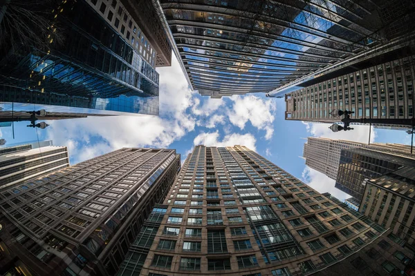 Uçak Uçan Yüksek Binalar Arasında Bulutların Yansıması Ile Downtown Chicago — Stok fotoğraf