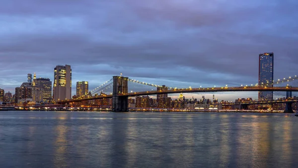 夕暮れ時にニューヨークの街並みと東川のそばのブルックリン橋のパノラマシーン 宇佐ダウンタウンのスカイライン 建築と観光コンセプトの建物 — ストック写真