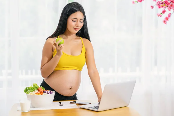 Asian Pregnant Hard Working Eatting Using Technology Laptop Together Vegetable — Stock Photo, Image