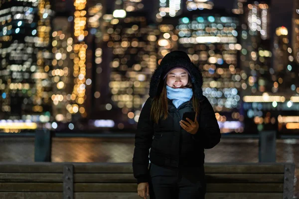 Азиатская Женщина Зимнем Костюме Используя Смартфон Улыбкой Действие Над Фото — стоковое фото