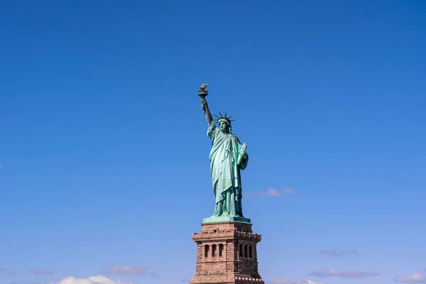 青空の背景の下の自由の女神 ロウアーマンハッタン ニューヨーク市 建築と観光コンセプトの建物 — ストック写真