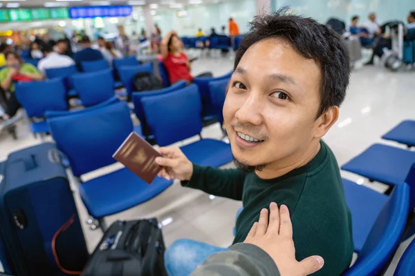 기내에서 비행기를 기다리는 공항에서 친구를 맞이하기 아시아 어깨에 여행자 친절한 — 스톡 사진
