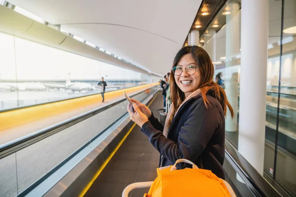 Turista Asiático Feliz Emocionado Viajar Utilizando Teléfono Móvil Caminando Sonriendo —  Fotos de Stock