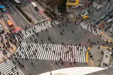 Tokyo, Japonya - Şubat 2019: Tanımsız insanlar ve araba kalabalık areial görünümü pedestrains kavşak çapraz yürüme Shibuya yaya geçidi araba trafik anda öğleden sonra üzerinde Şubat 14, 2019, Tokyo, Japonya.
